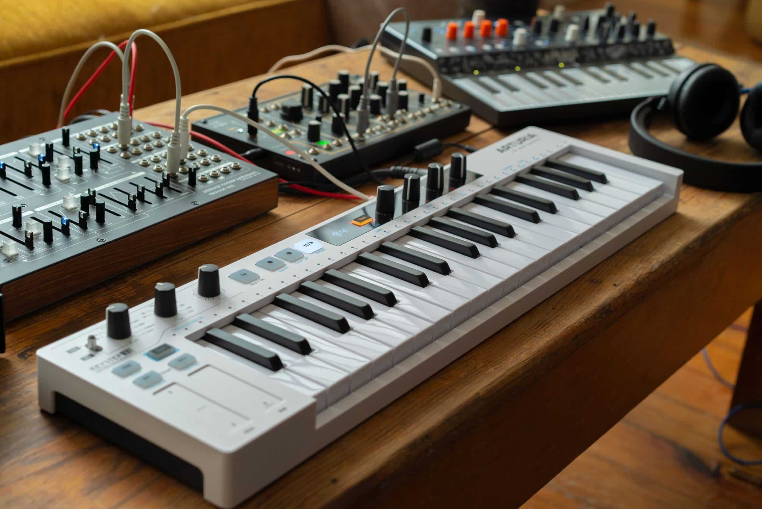 Choisir votre séquenceur et synchroniser vos synthétiseurs 12 Arturia keystep 37 permettant de relier ses appareils