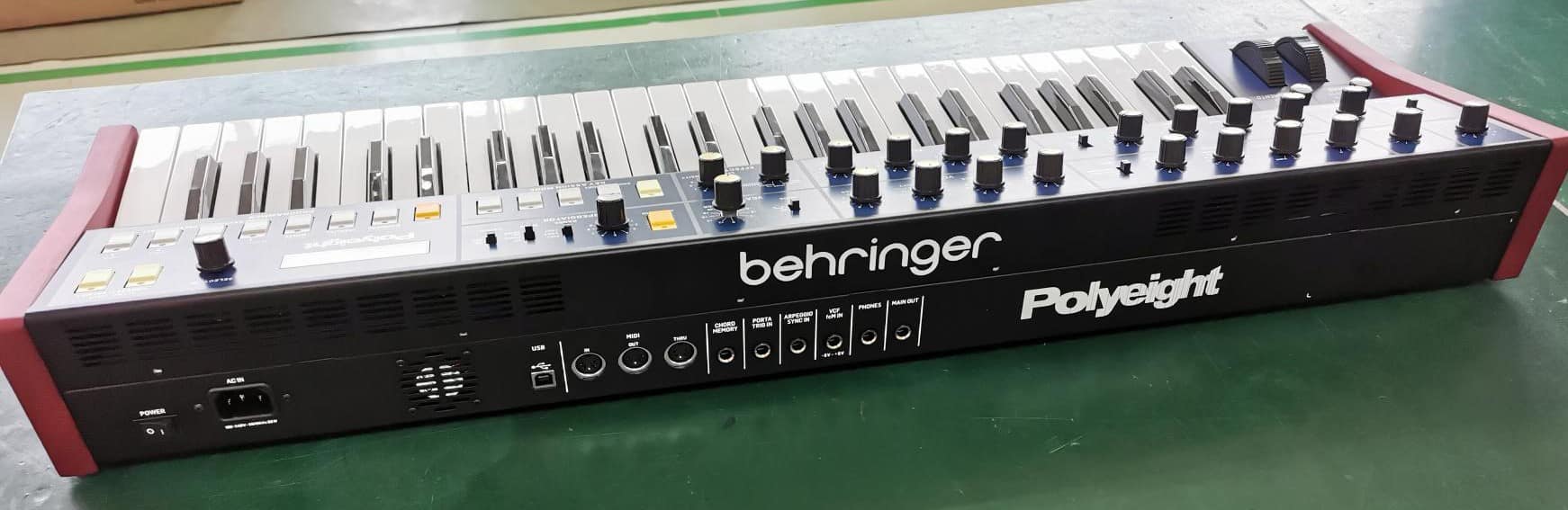 Nouveautés synthés avril 2023 2 Behringer Polyeight face arrière