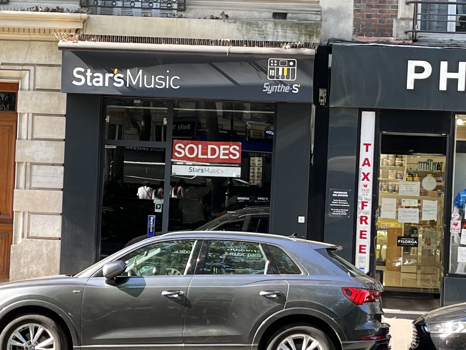 Francisco passionné de synthés chez Star's Music Paris 1 Boutique Star's Music Synthés à Paris Pigalle