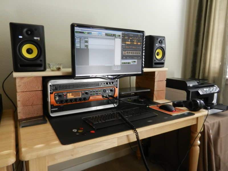 Un bureau home studio parpaing original