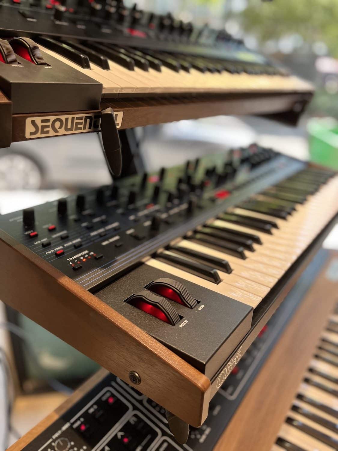 Francisco passionné de synthés chez Star's Music Paris 8 OB6 de Sequential