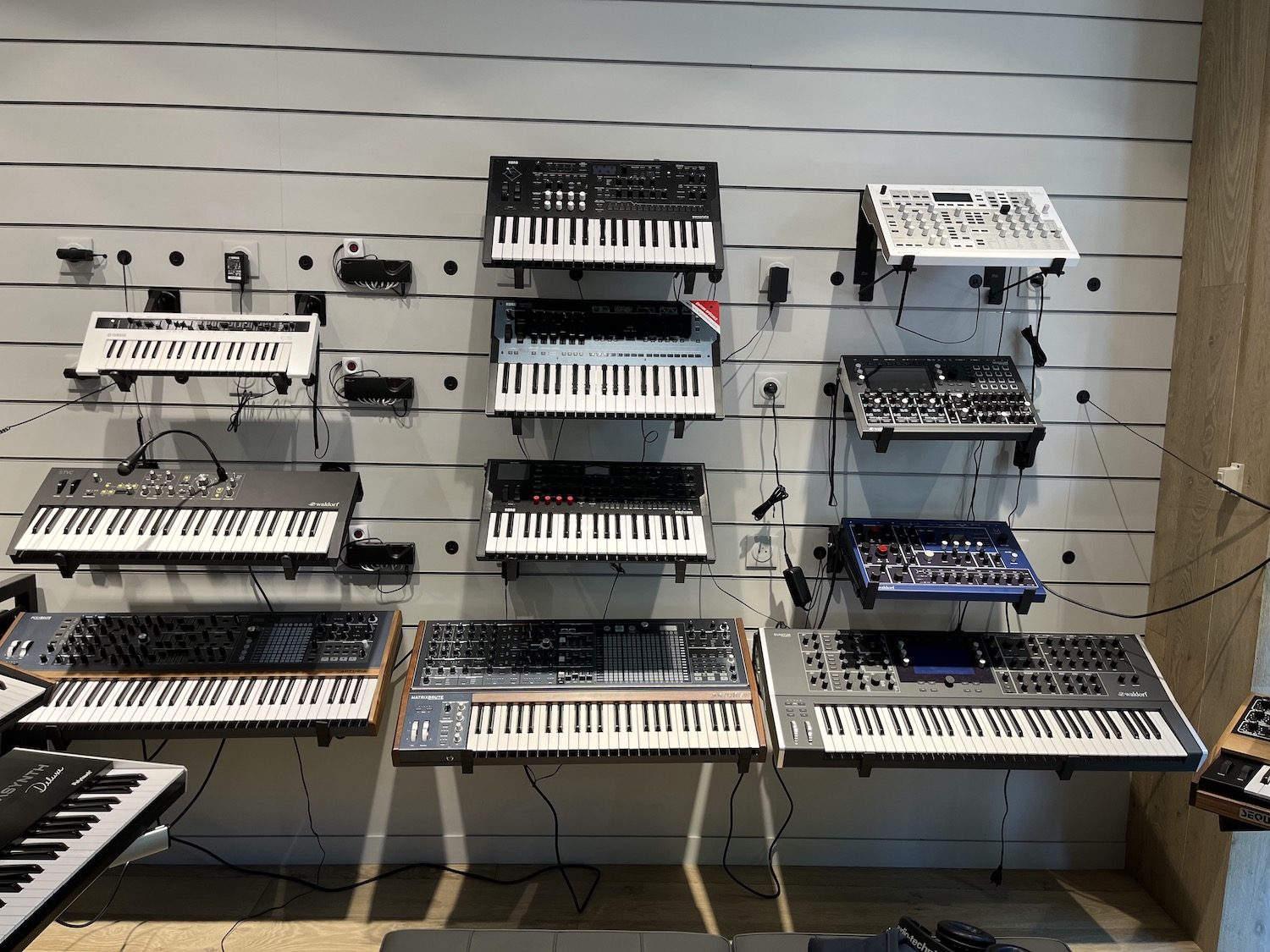 Francisco passionné de synthés chez Star's Music Paris 9 Espace claviers de la boutique de Star's Music Paris