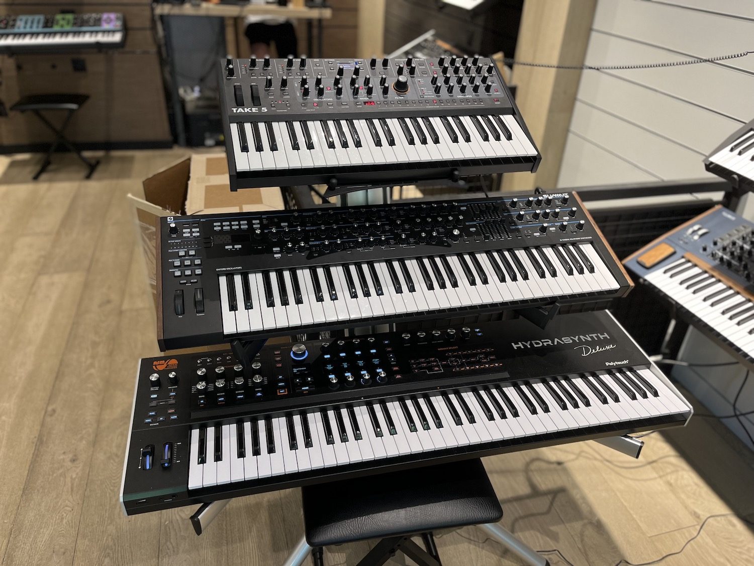 Francisco passionné de synthés chez Star's Music Paris 13 3 claviers top : Sequential Take 5, Novation Summit et Hydrasynth Deluxe ASM
