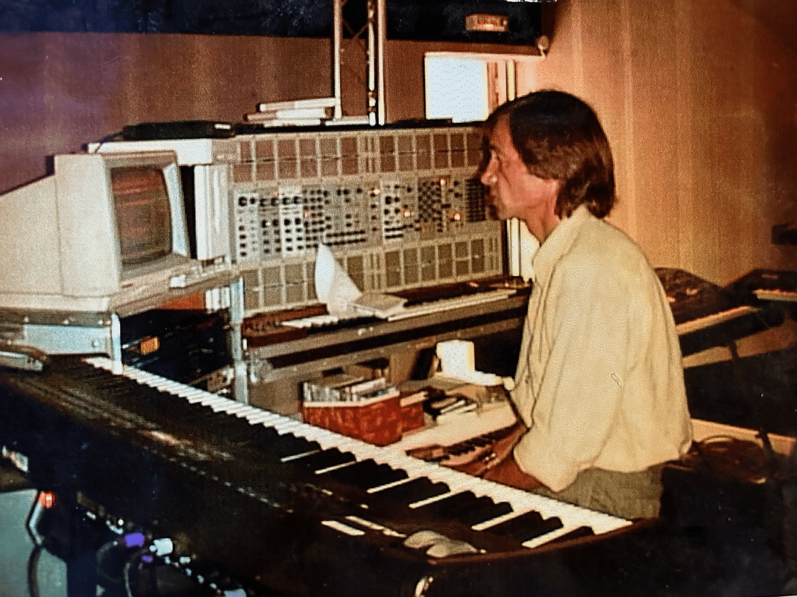 Francis Rimbert sa collaboration avec SynthFood 6 Francis Rimbert en pleine transcription des morceaux de Jean-Michel Jarre.