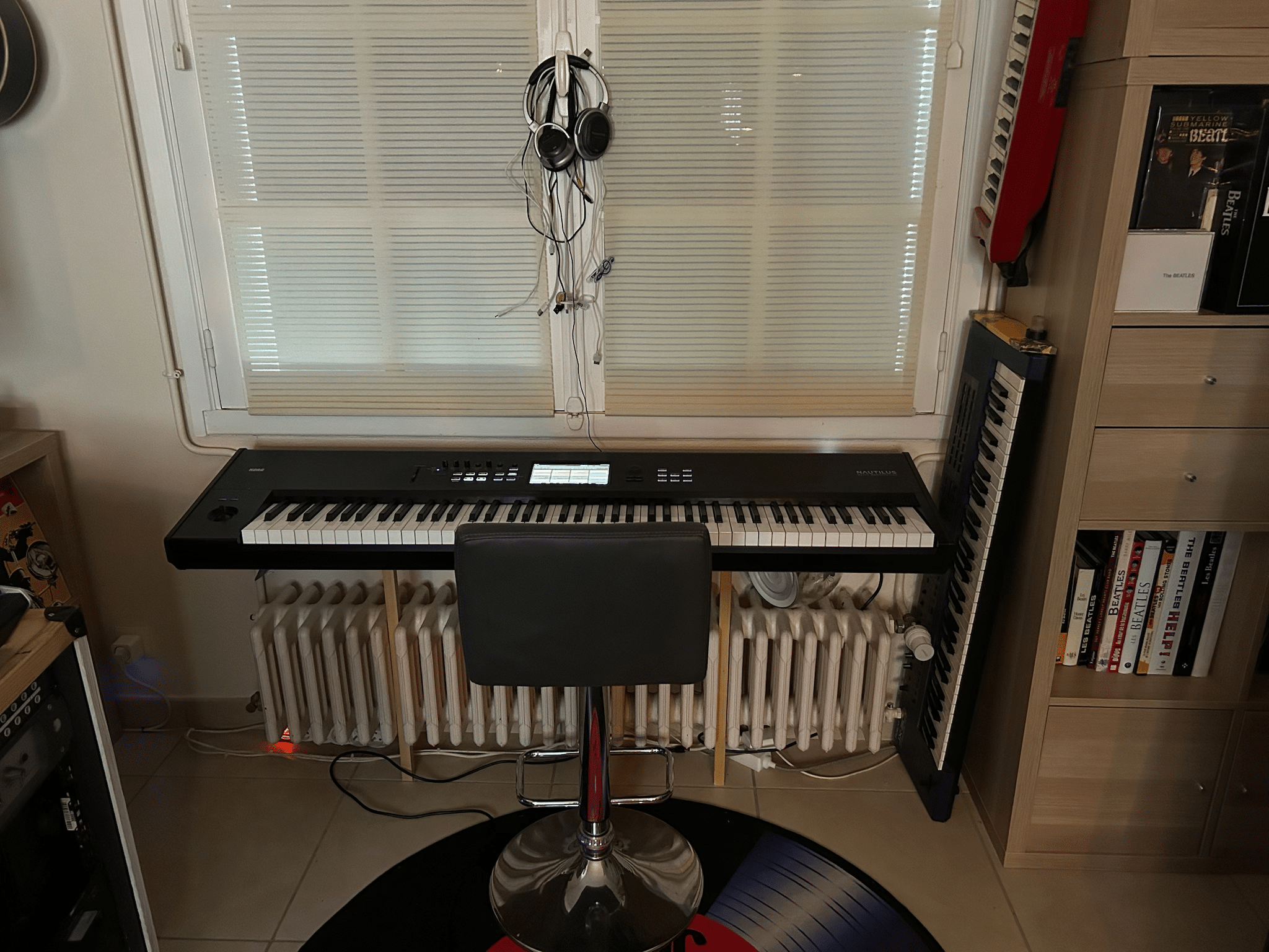 Francis Rimbert sa collaboration avec SynthFood 28 Un Korg Nautilus dans le coin musique de Francis Rimbert