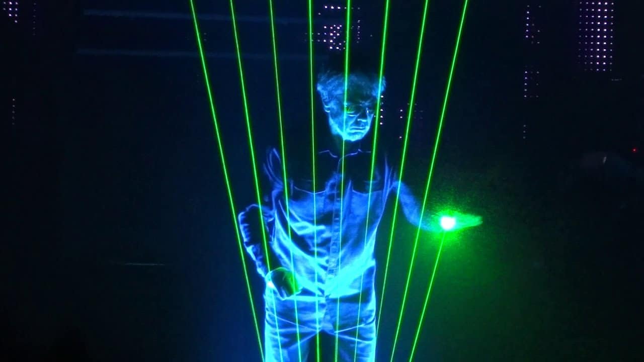 Le son d'harpe laser de JMJ - recette N°1 1 Jean-Michel Jarre coupant le faisceau de sa harpe laser