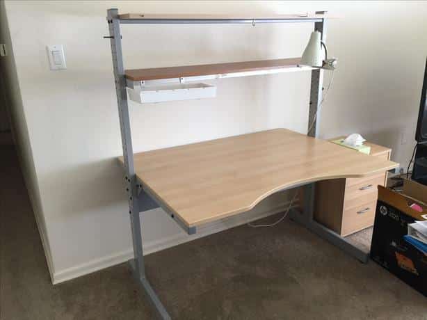 Le bureau Ikea Jerker MK2 avec son arrondi central