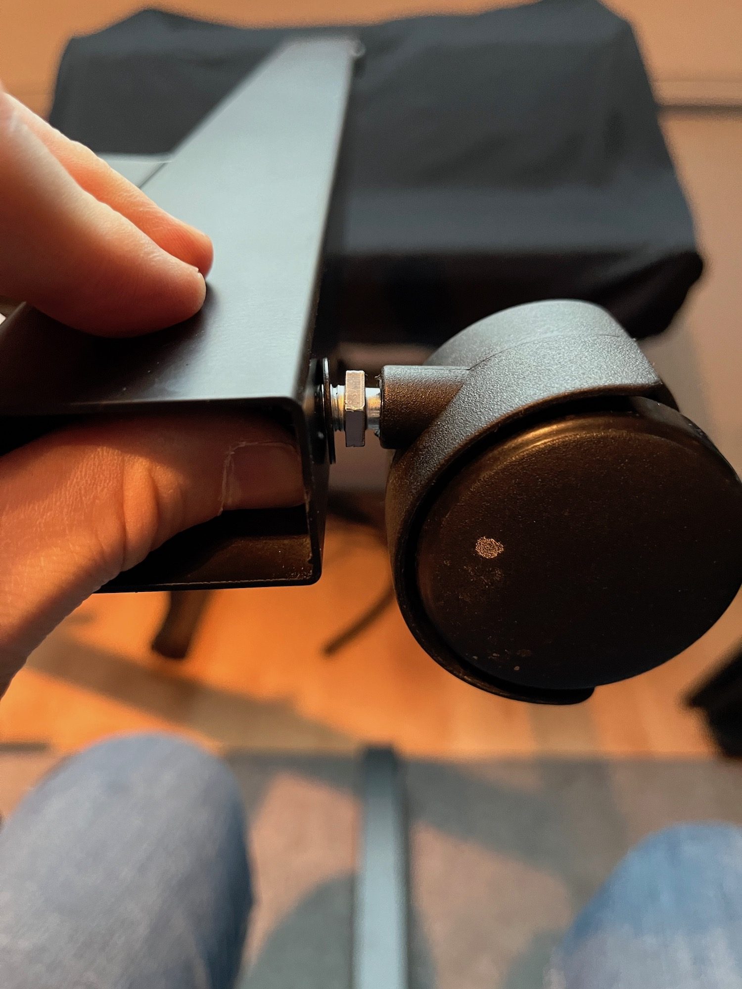 Quel pied choisir pour votre synthétiseur ? 17 Installation et serrage de la roulette QUIK LOK ZM 99