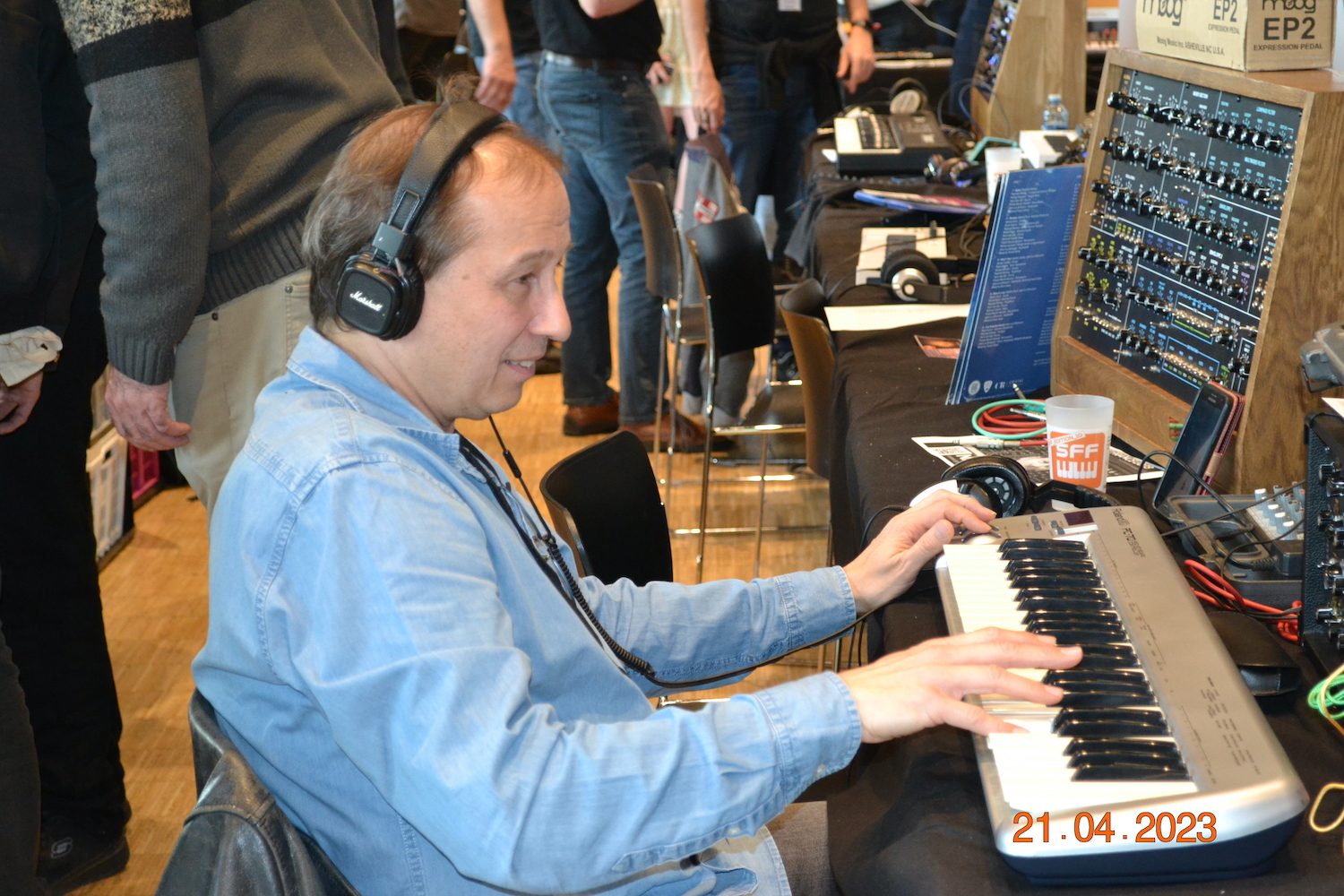 Jean-Luc Brian&ccedil;on jouant sur le synth&eacute;tiseur Retro One mk2 au SynthFest 2023