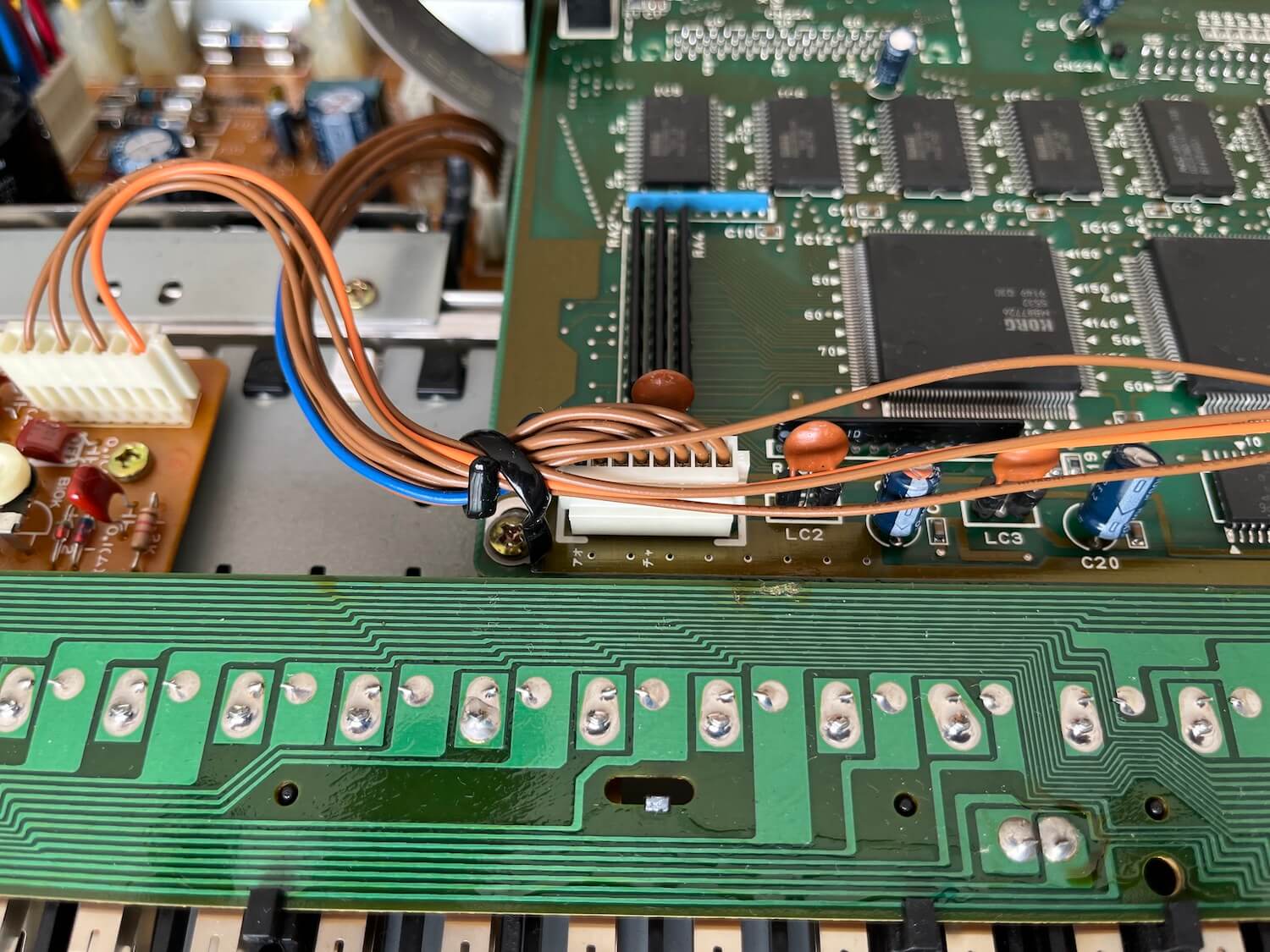 Korg 01/W découverte et entretien 25 Korg 01 W photos cables nappes 6 synthfood