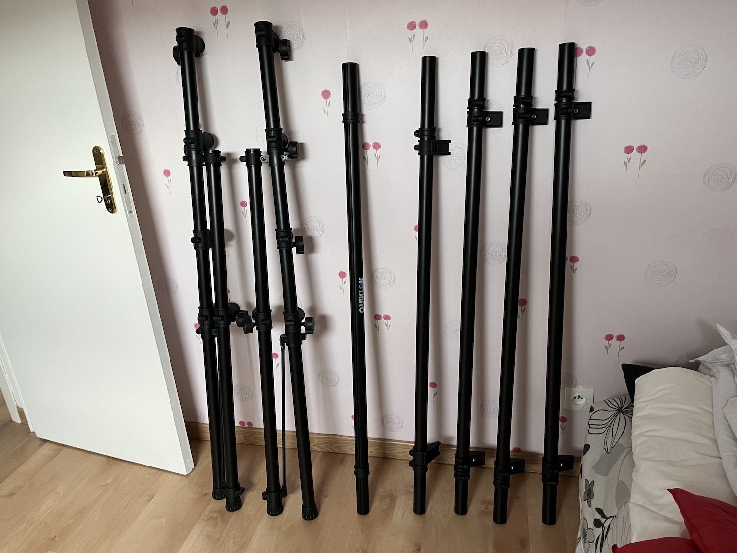QUIK LOK MKS4 stand 4 claviers en test 10 Repérer les différentes barres à monter pour le stand Quik Lok MKS4