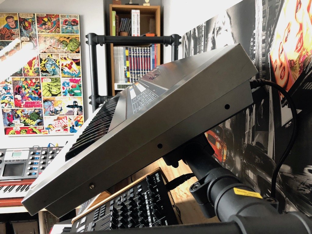 Réparation de l'Aftertouch du Roland JX-8P 5 Photo des 3 emplacements de vis sur le Roland JX-8P