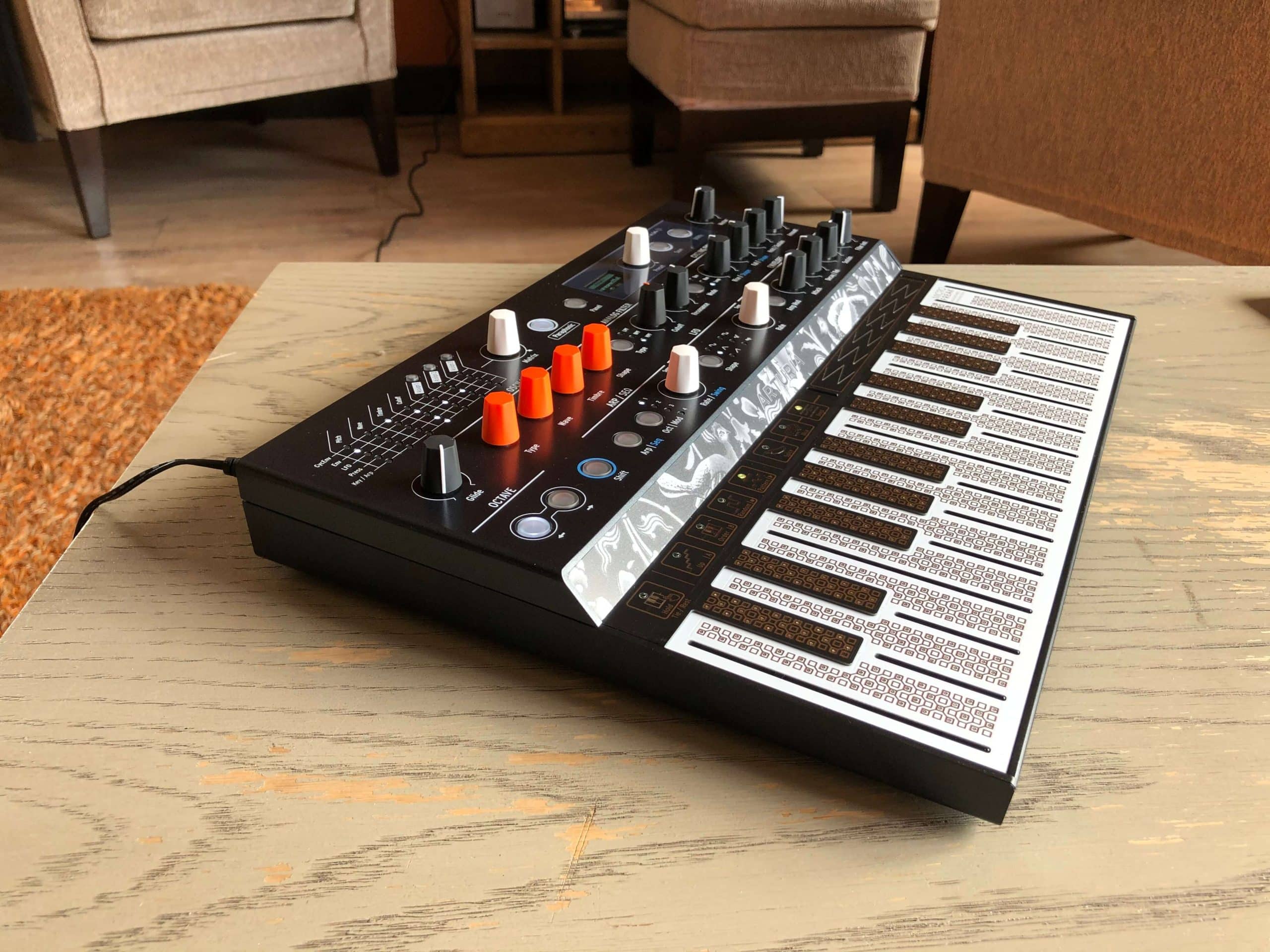 Arturia Microfreak : petit mais costaud ! 4 Vue de profil du Microfreak d'Arturia