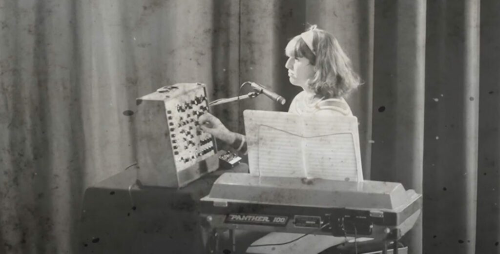 Loumavox fake news ou histoire vraie ? 1 Louise lors de son premier concert avec le Loumavox