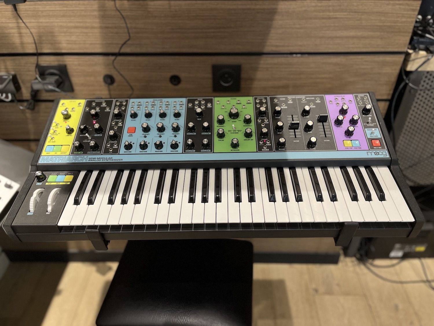 Francisco passionné de synthés chez Star's Music Paris 19 Moog Matriarch