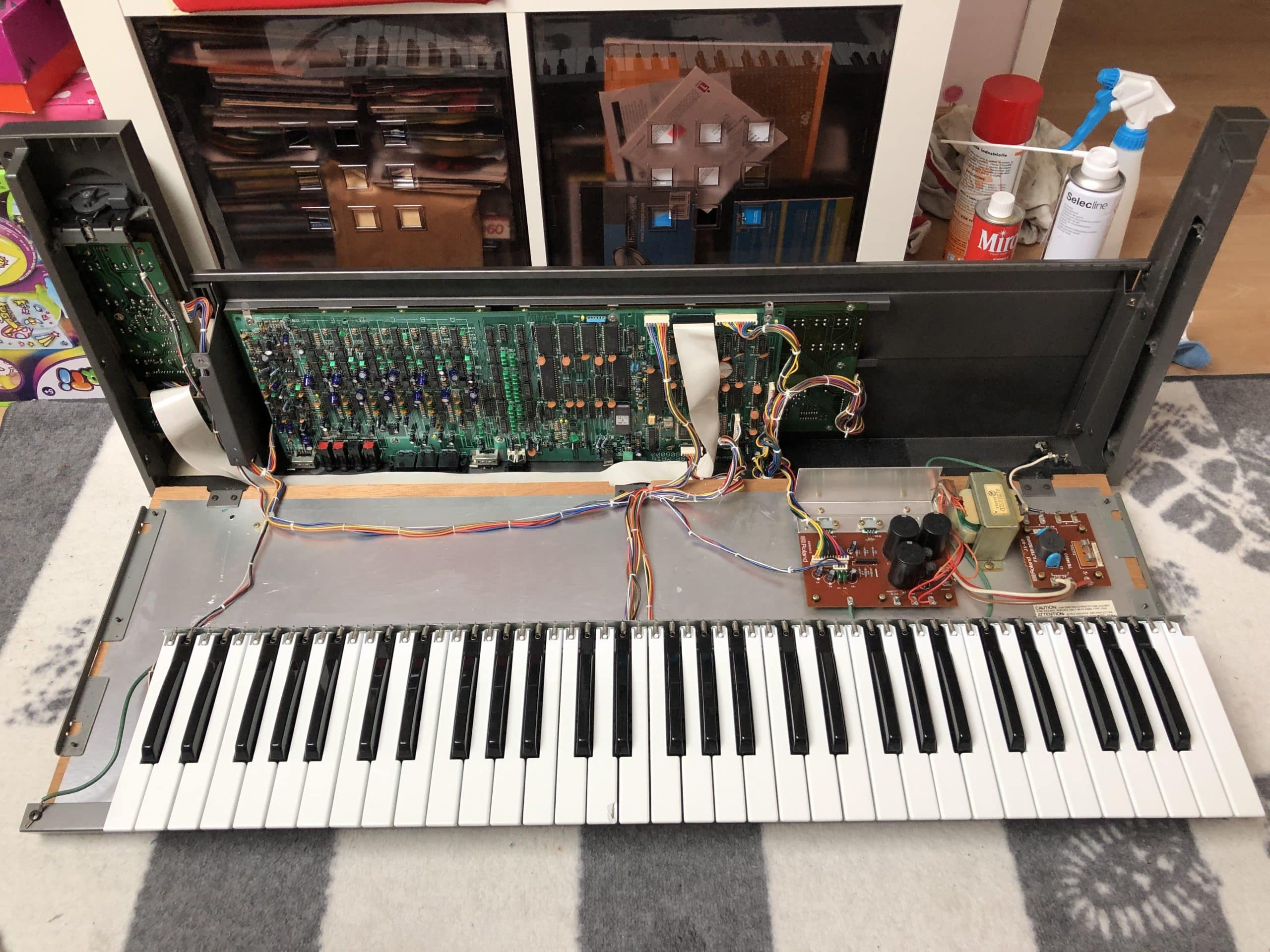 Réparation de l'Aftertouch du Roland JX-8P 6 Ouverture du capot du Roland JX-8P