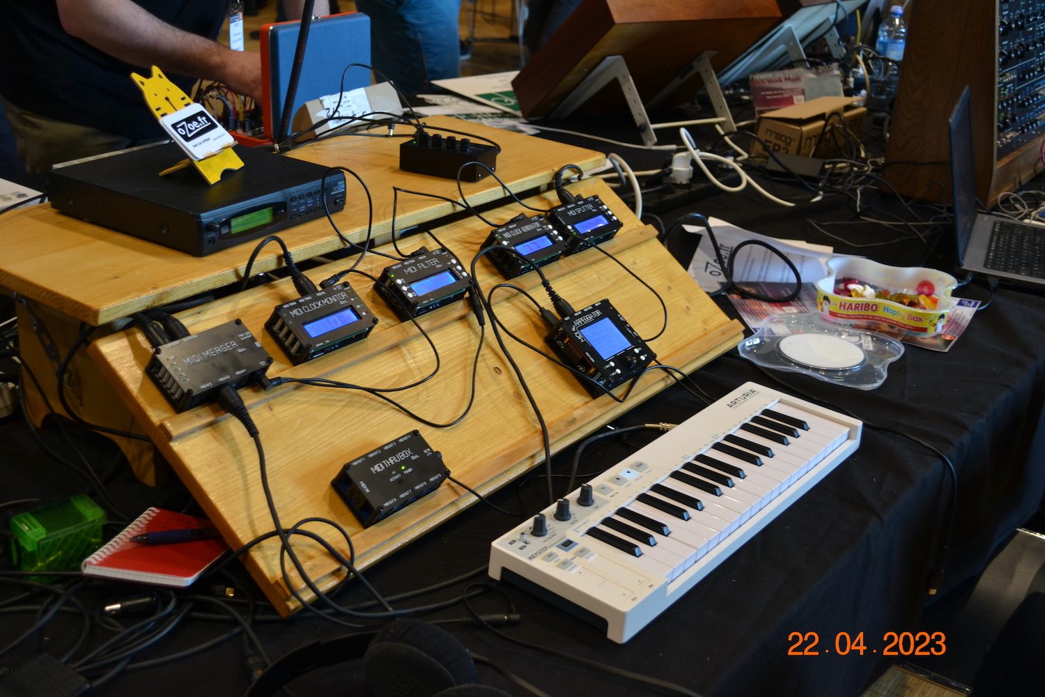 Ozo&eacute; et ses boitiers MIDI au SynthFest 2023