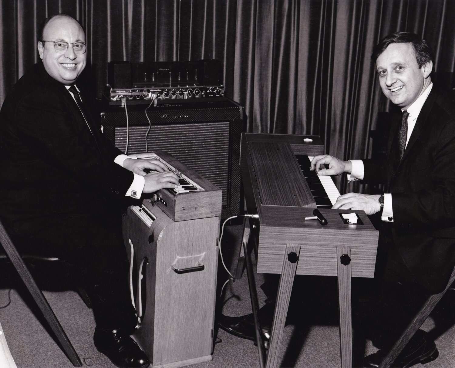 Jean-Jacques Perrey &agrave; gauche lors d'une d&eacute;monstration