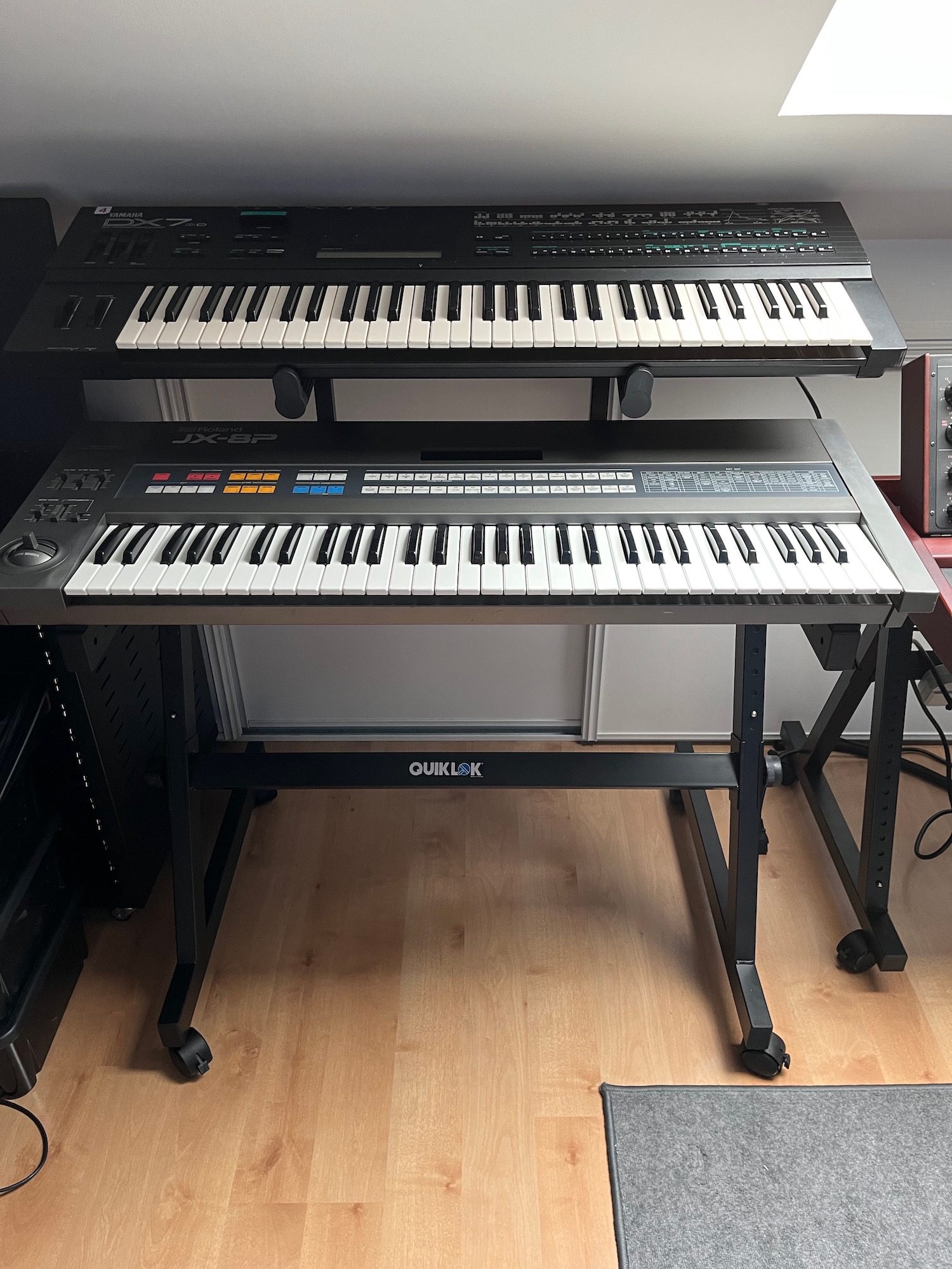 Quel pied choisir pour votre synthétiseur ? 18 Stand QUIK LOK Z726 avec roulettes ZM 99