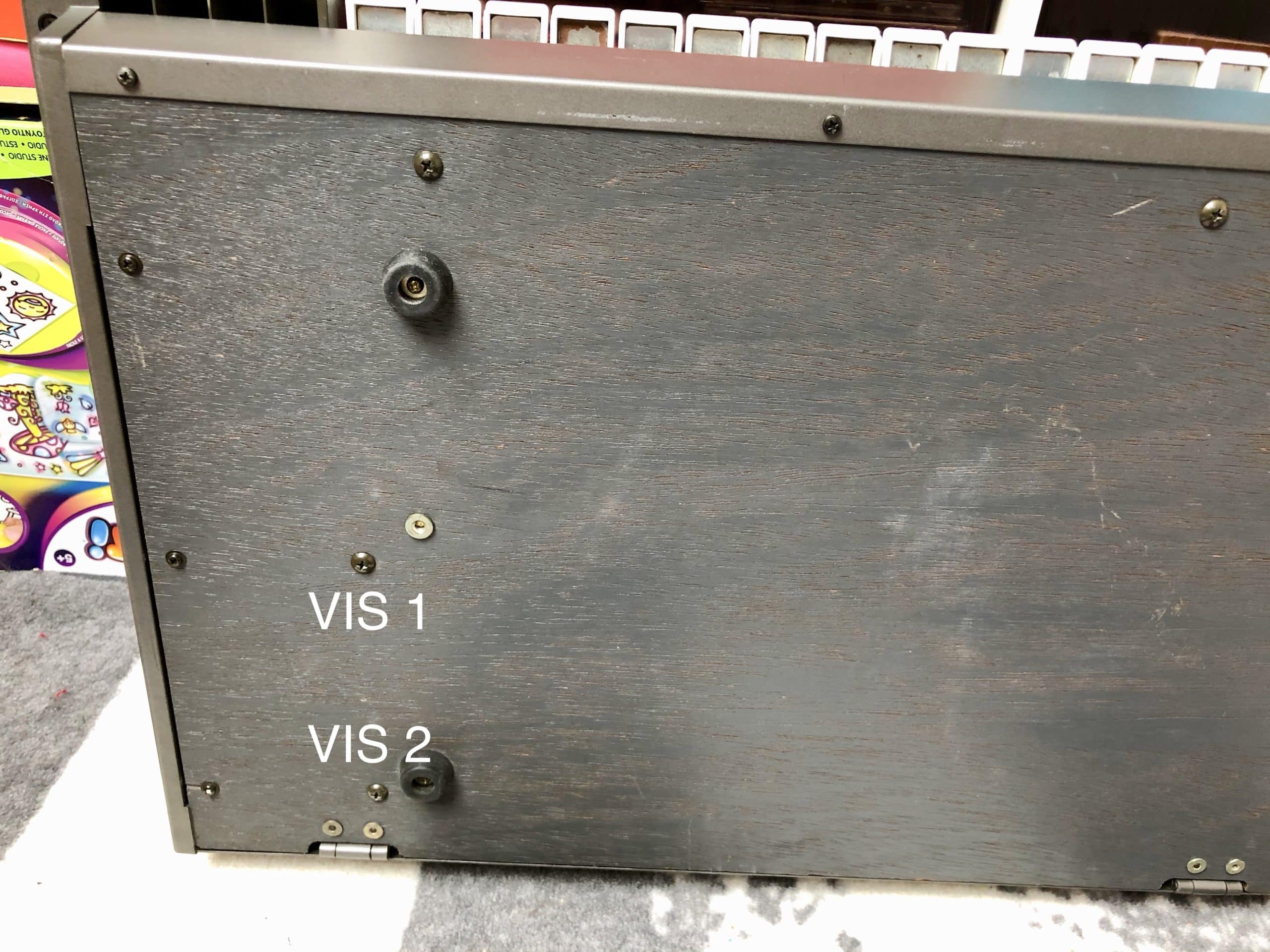 Réparation de l'Aftertouch du Roland JX-8P 4 Photo des 2 vis qui servent à débloquer la façade du Roland JX-8P