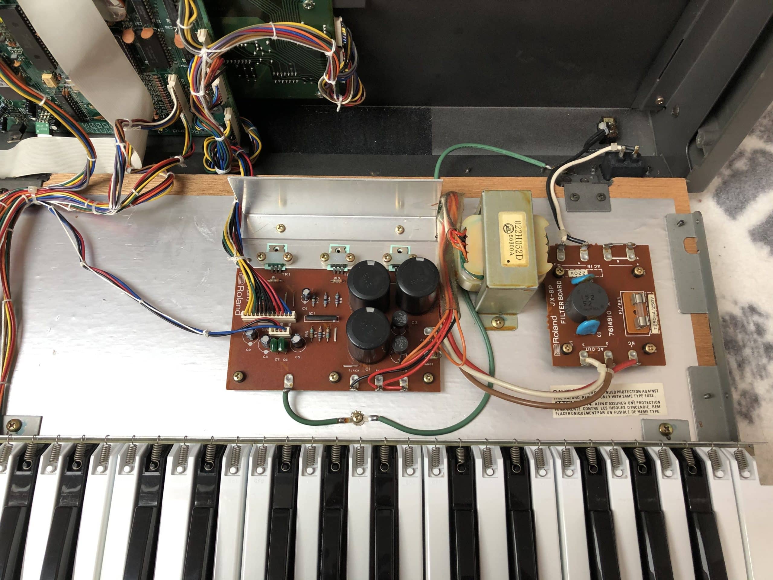 Réparation de l'Aftertouch du Roland JX-8P 7 Photo de la partie alimentation du Roland JX-8P