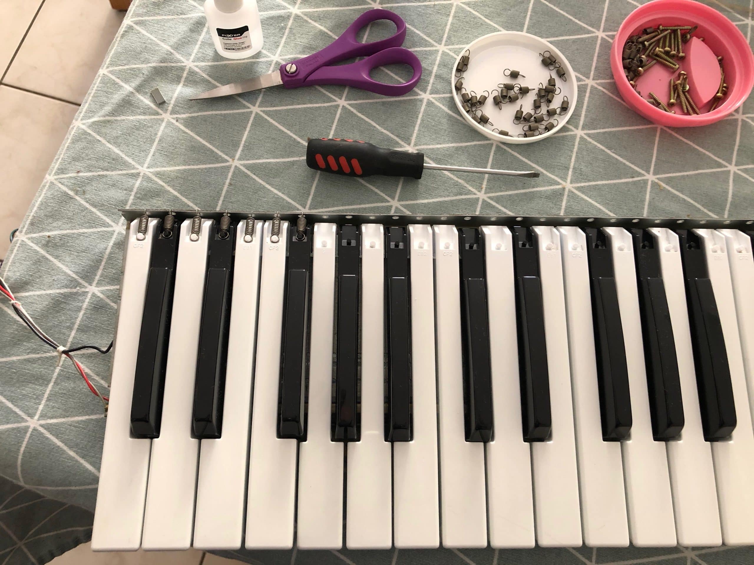 Réparation de l'Aftertouch du Roland JX-8P 22 Photo du clavier à nettoyer du Roland JX-8P
