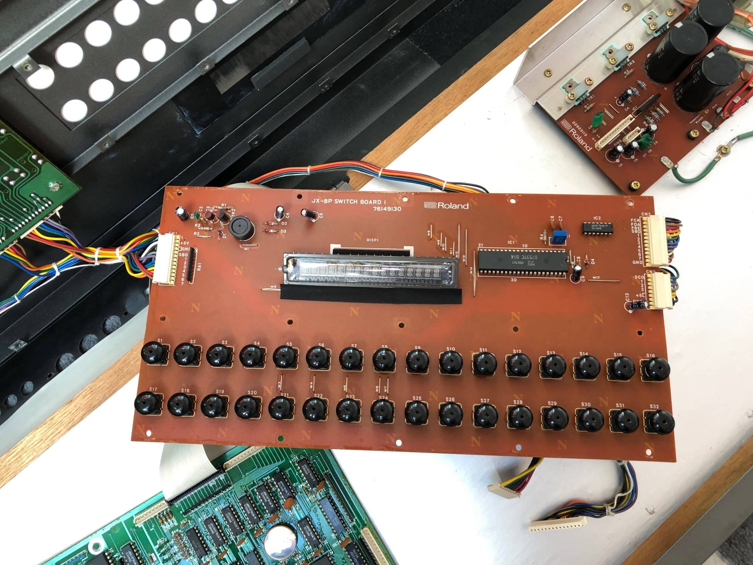 Réparation de l'Aftertouch du Roland JX-8P 10 Photo de la switch board 1 avec l'écran du Roland JX-8P