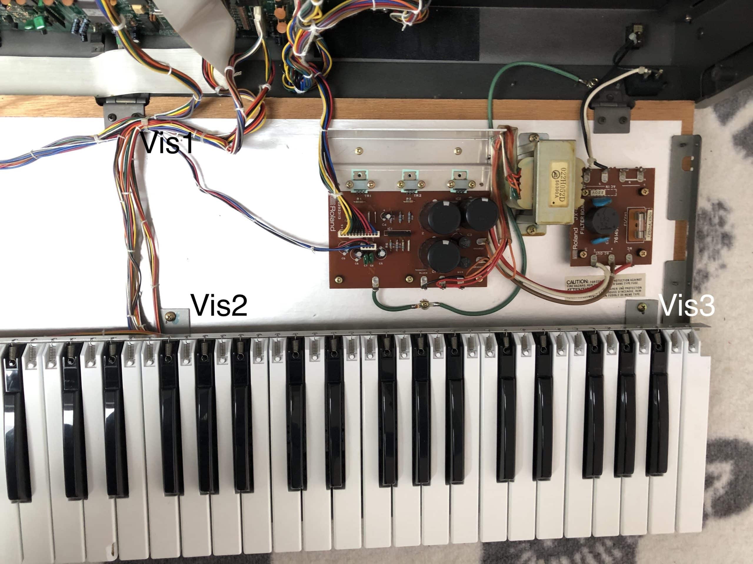 Réparation de l'Aftertouch du Roland JX-8P 16 Photo des vis à retirer à l'intérieur du Roland JX-8P pour défaire le clavier