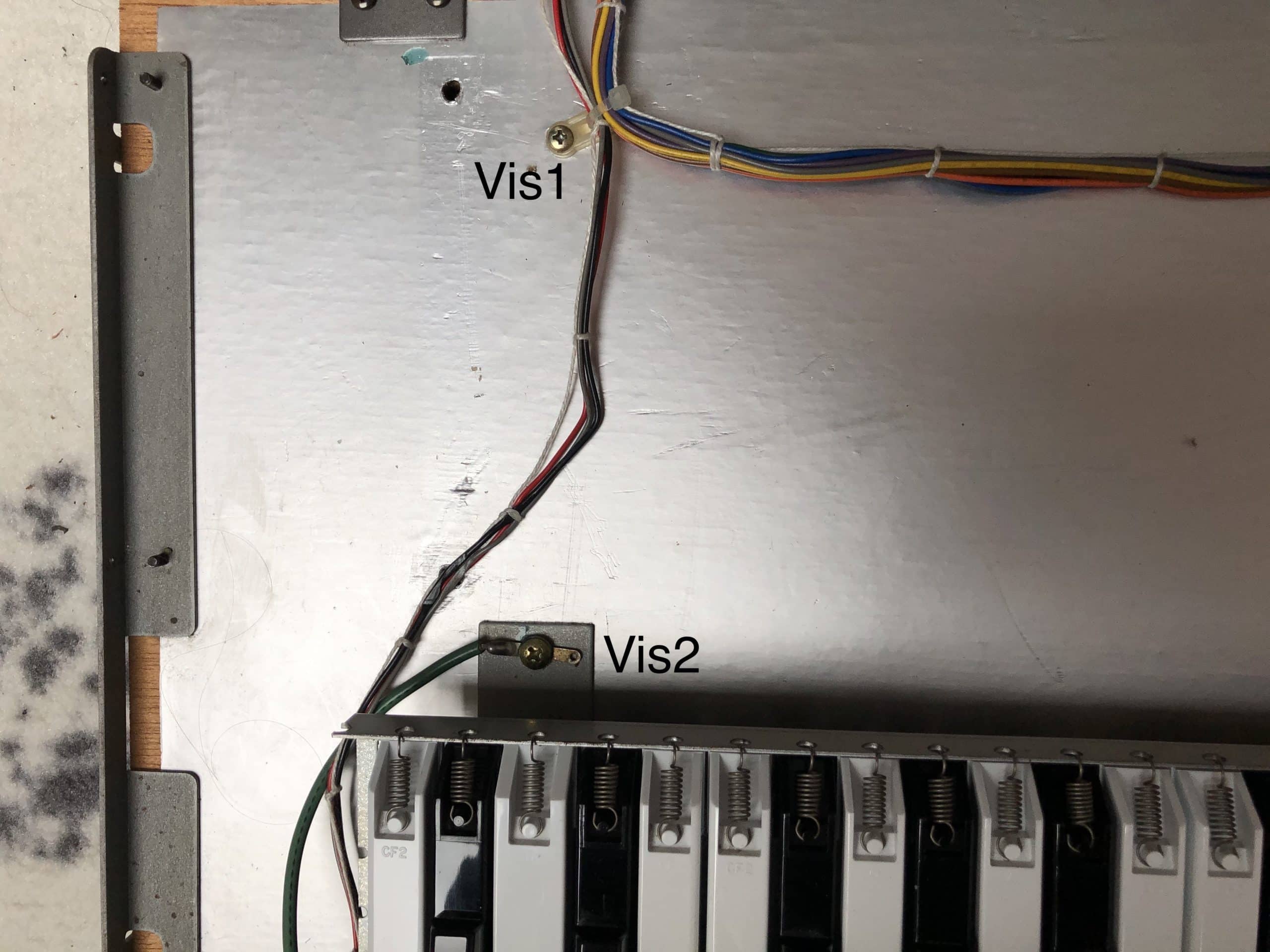 Réparation de l'Aftertouch du Roland JX-8P 17 Photo des autres vis fixant les nappes au clavier du Roland JX-8P