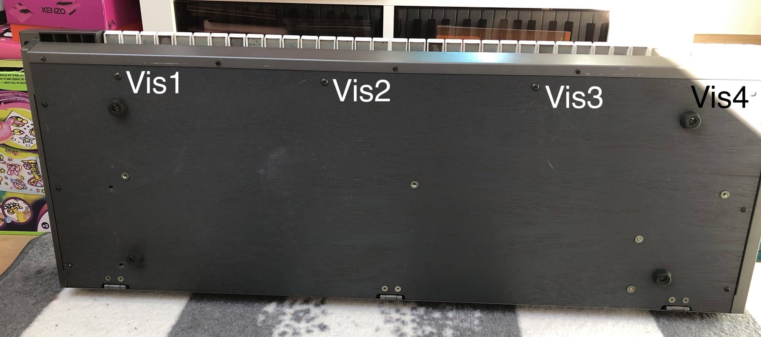 Réparation de l'Aftertouch du Roland JX-8P 15 Photo des vis à retirer côté fond pour retirer le clavier du Roland JX-8P
