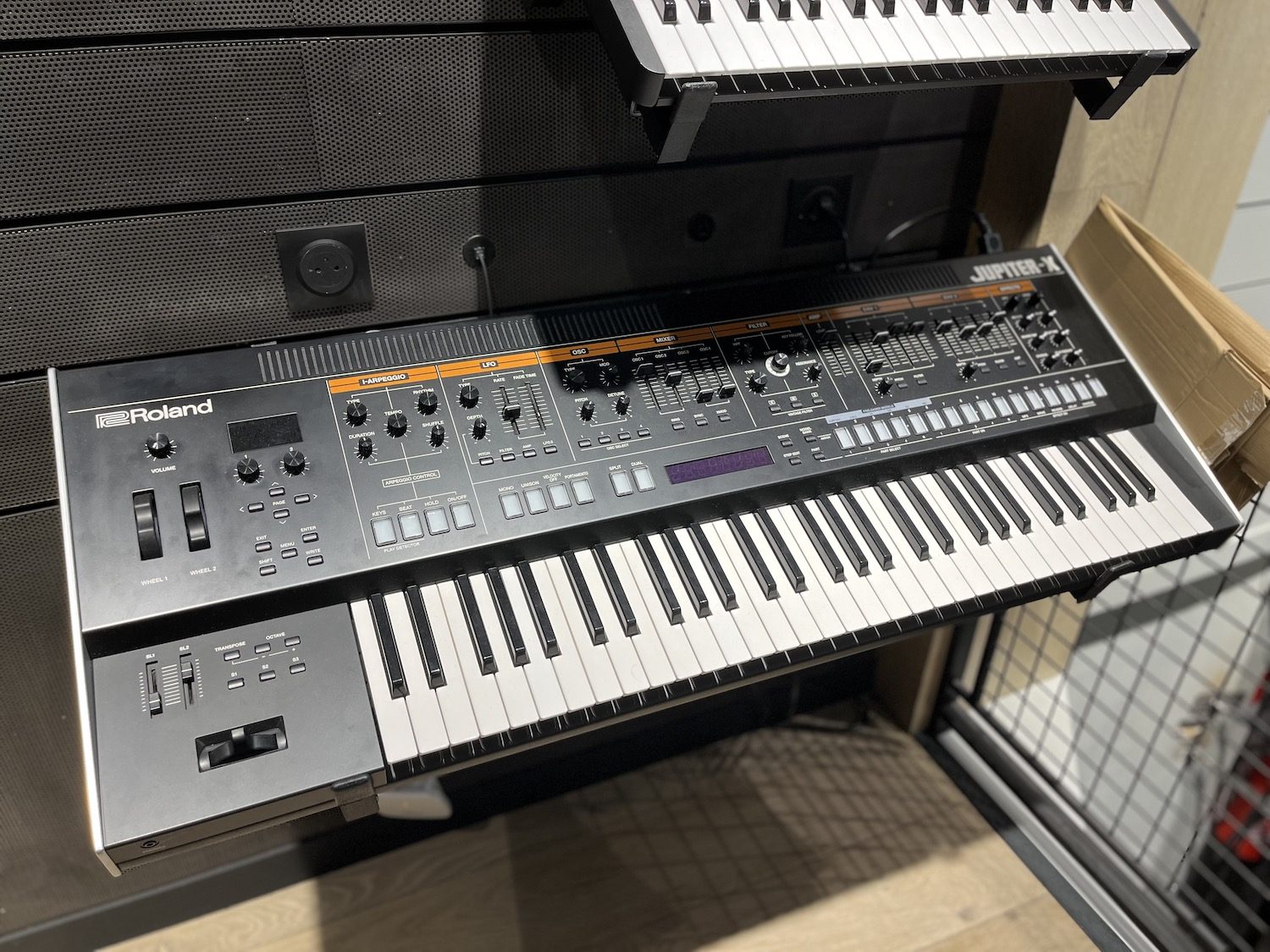 Francisco passionné de synthés chez Star's Music Paris 20 Roland Jupiter-X