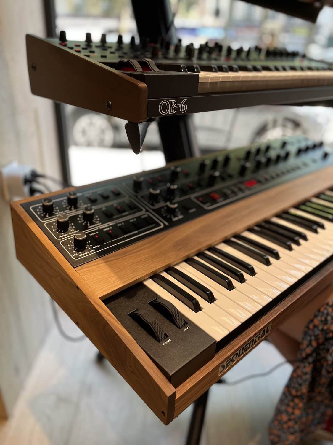 Francisco passionné de synthés chez Star's Music Paris 6 Sequential Prophet-5 Rev4