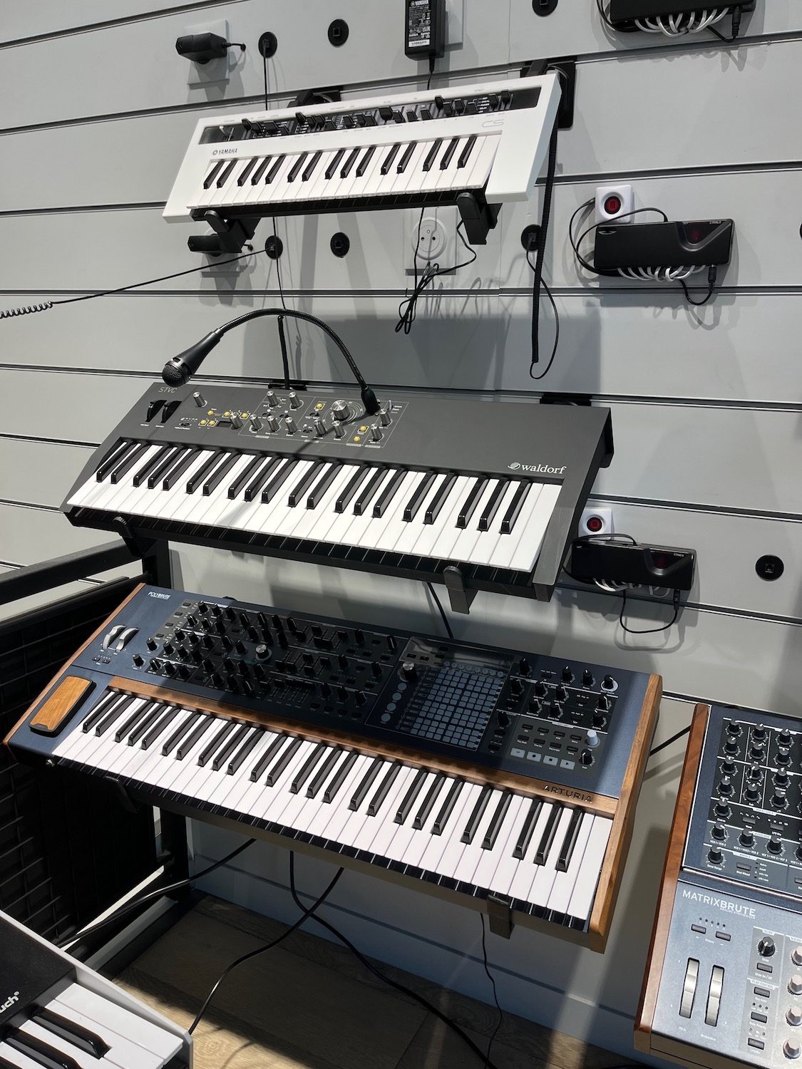 Francisco passionné de synthés chez Star's Music Paris 12 Stand Arturia Yamaha waldorf stars music paris synthfood