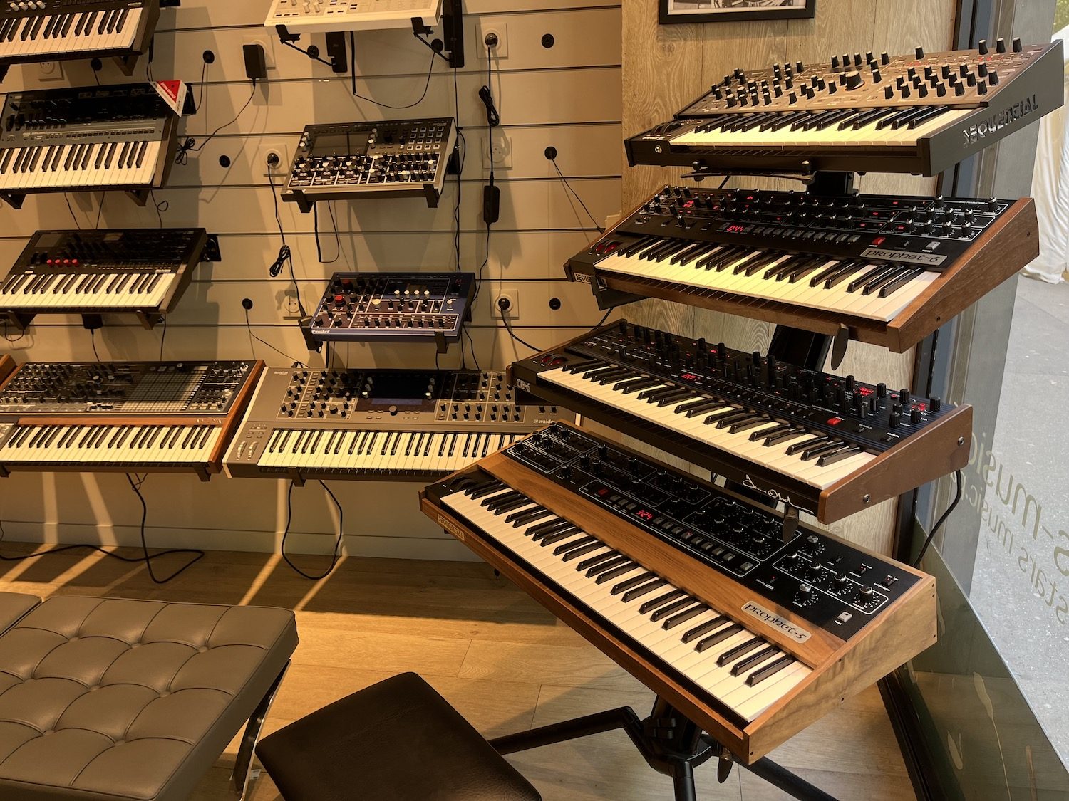 Francisco passionné de synthés chez Star's Music Paris 5 Un beau stand Dave Smith avec de superbes synthés