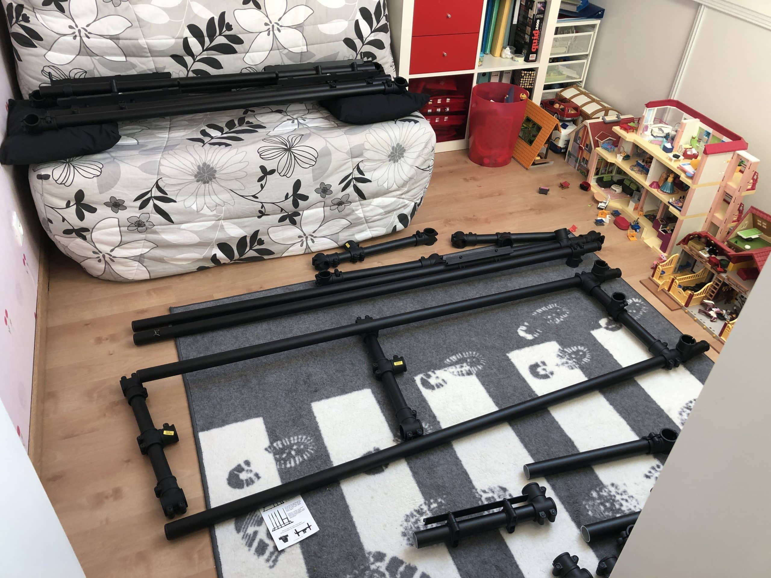 Etalage des pi&egrave;ces du stand, on voit les autocollants, et d'ailleurs je me suis tromp&eacute; :-D