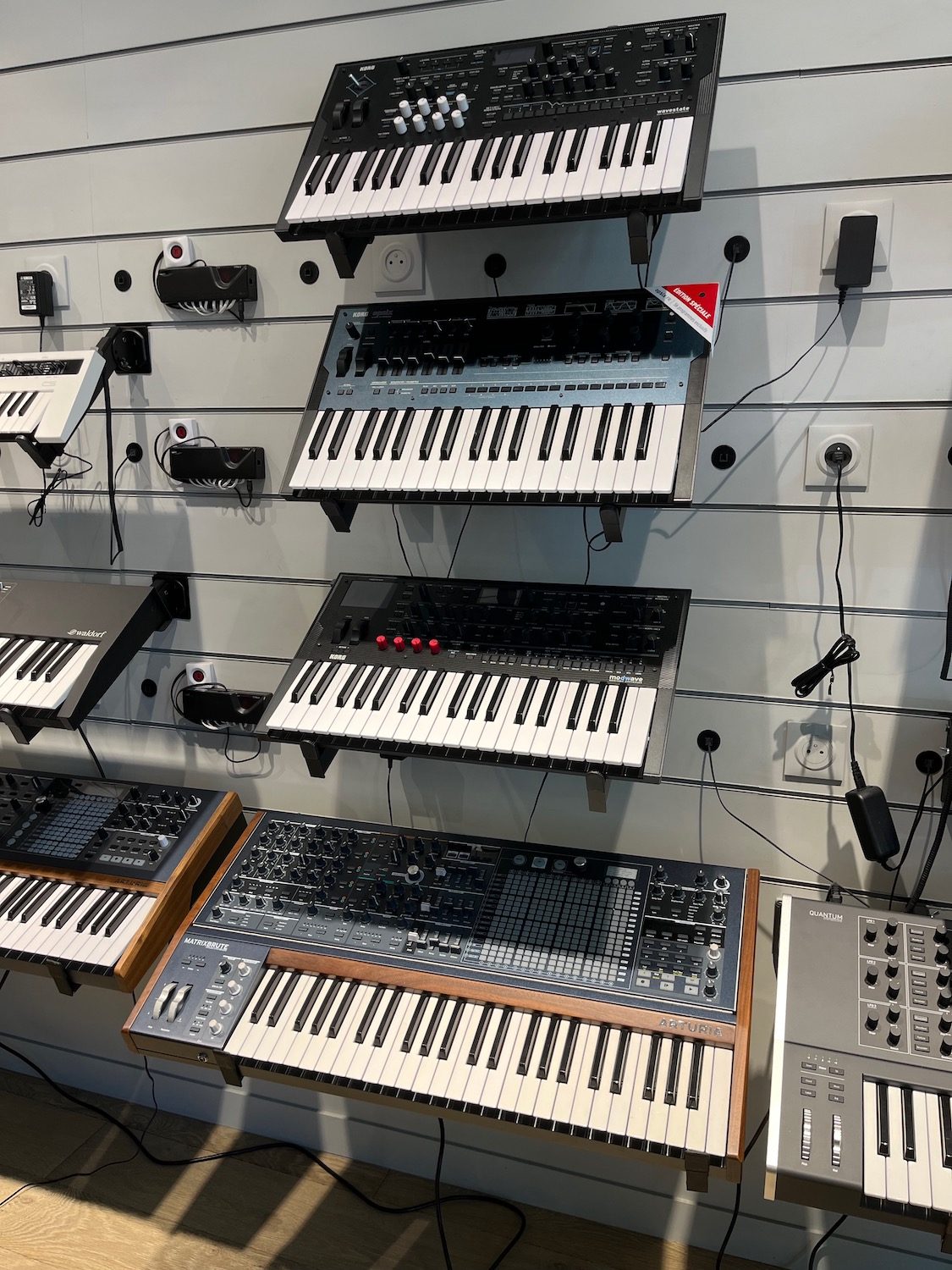 Francisco passionné de synthés chez Star's Music Paris 11 Stand Korg Arturia stars music paris synthfood