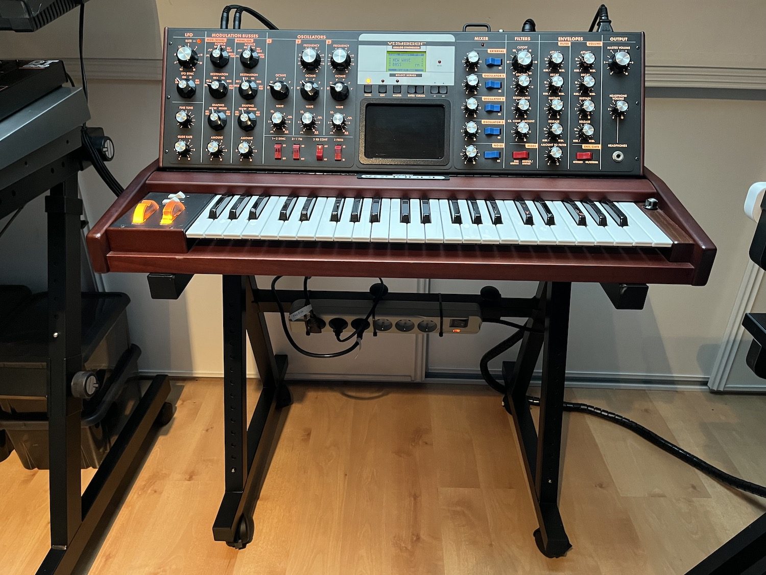 Quel pied choisir pour votre synthétiseur ? 20 Stand Neewe avec roulettes pour déplacer facilement le Minimoog Voyager
