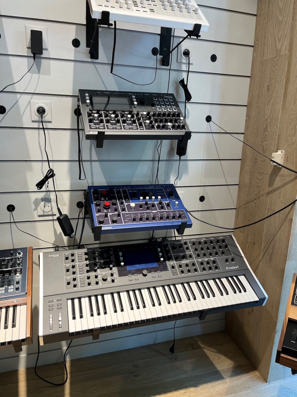 Francisco passionné de synthés chez Star's Music Paris 10 Stand Waldorf