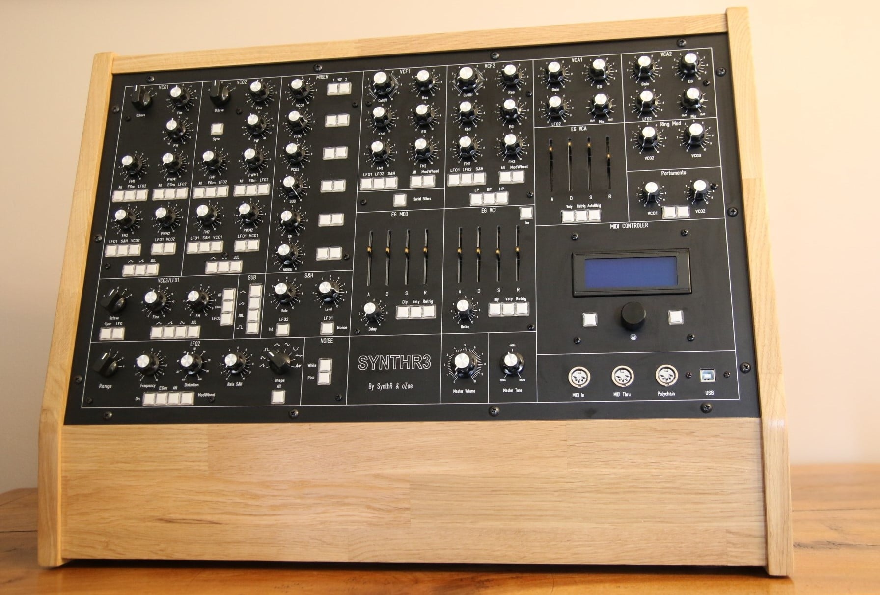 SYNTHR3 : le synthétiseur analogique made in France 4 Synthétiseur SynthR3 autre vue - imposant !