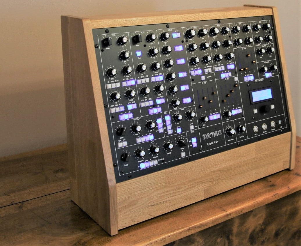 SYNTHR3 : le synthétiseur analogique made in France 3 Synthétiseur SynthR3 autre vue - quel look !