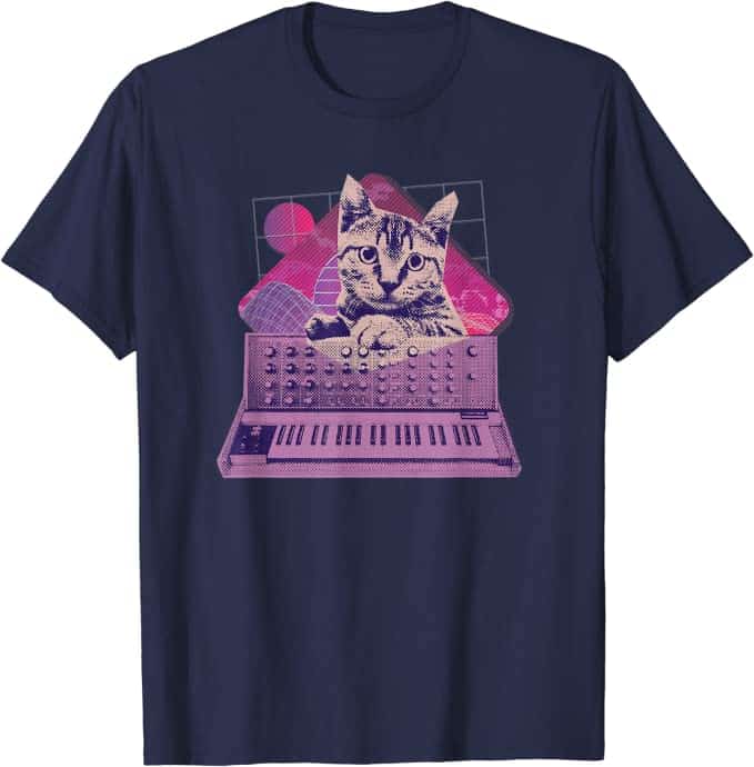 20 idées cadeaux pour Noël 2022 8 Synthétiseur rétro Cat Vaporwave Aesthetic Analog T-Shirt