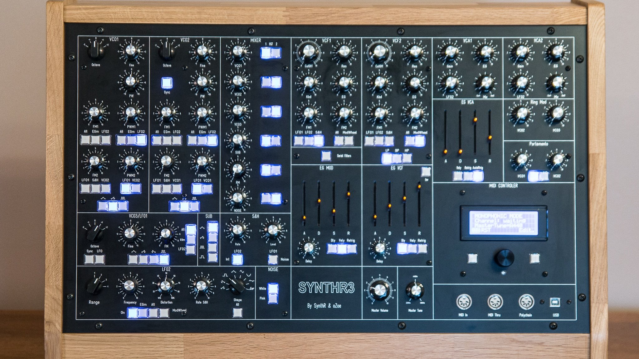 SYNTHR3 : le synthétiseur analogique made in France 2 Le synthétiseur SYNTHR3 vue de face