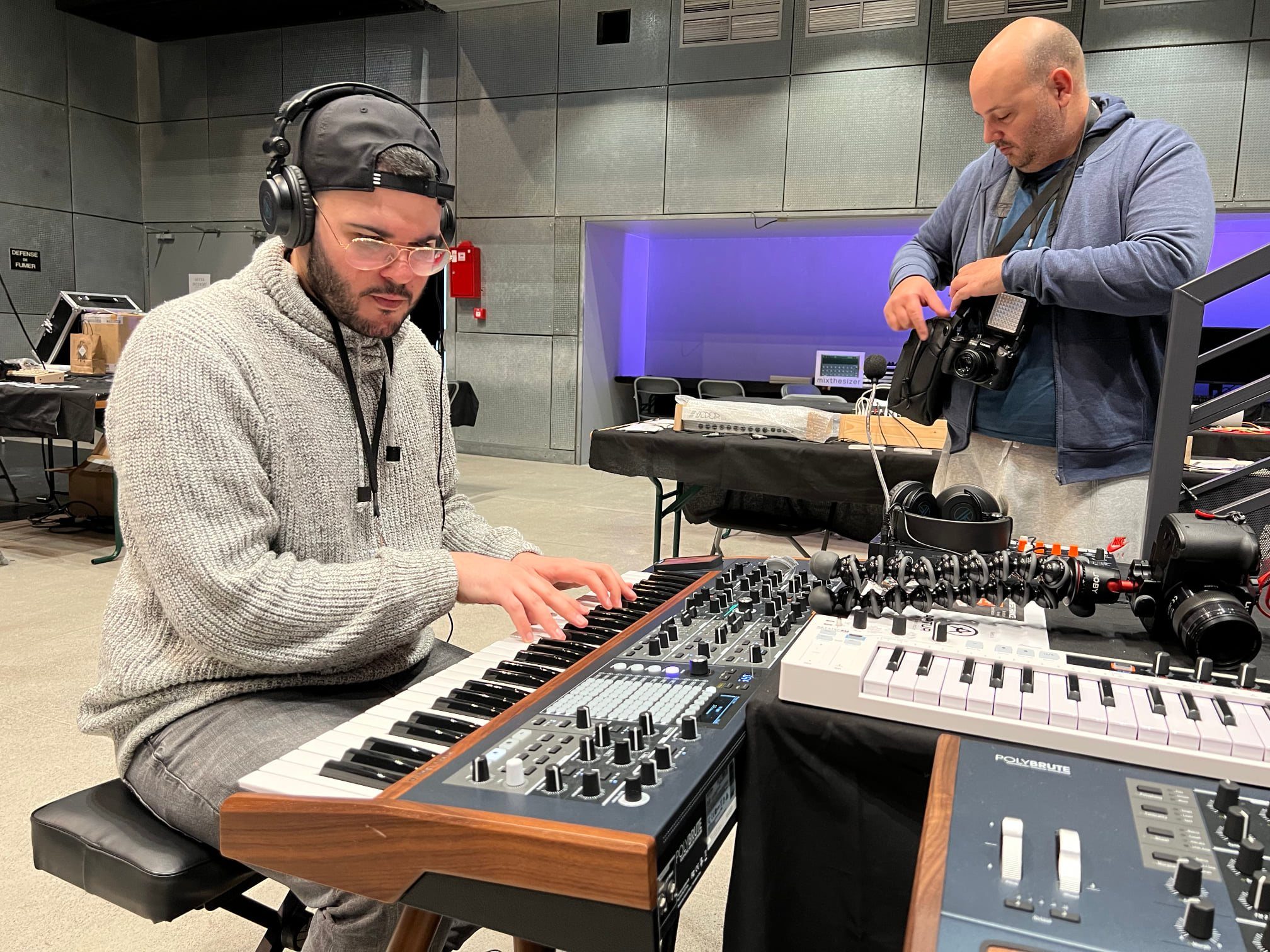 Le Synthfest 2022 : c'est magique ! 19 Le Youtubeur Sifasile en plein test de l'Arturia Polybrute - crédit photo Philippe Brodu