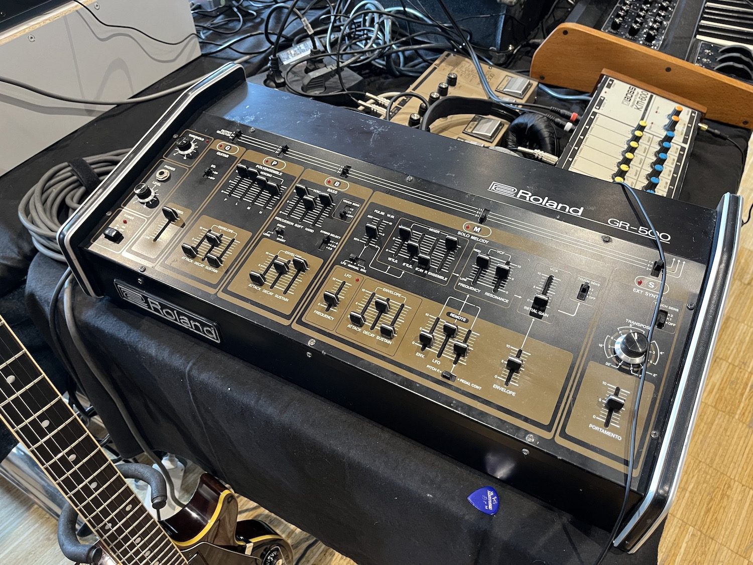 Roland GR500 synth&eacute; guitare au SynthFest 2023