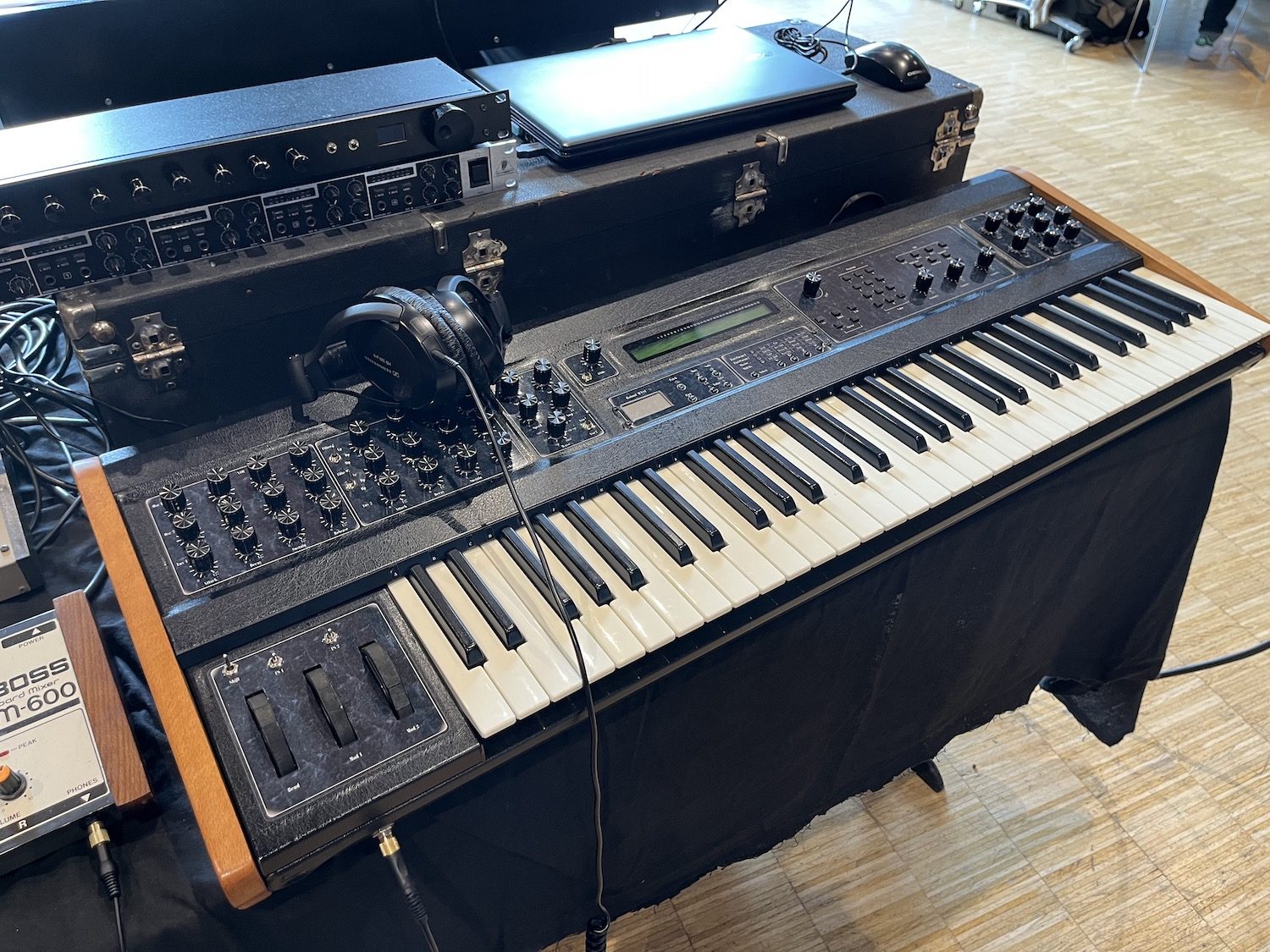 Synth&eacute; modifi&eacute; par Tony Steel au SynthFest 2023