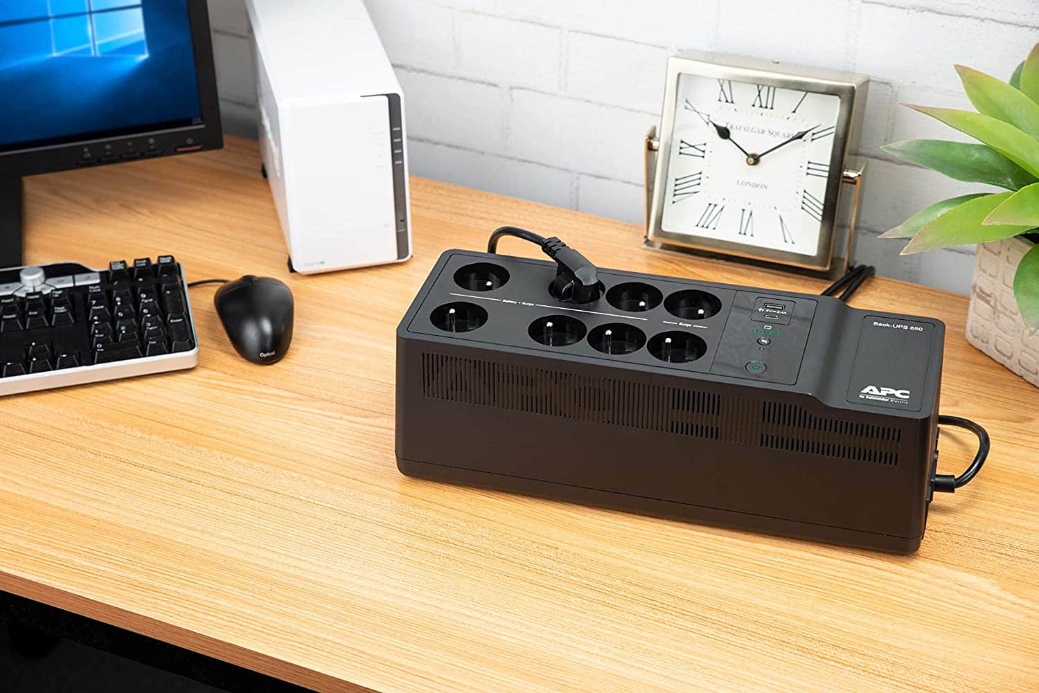 Les étapes pour installer son home studio 3 APC boitier multprise et onduleur