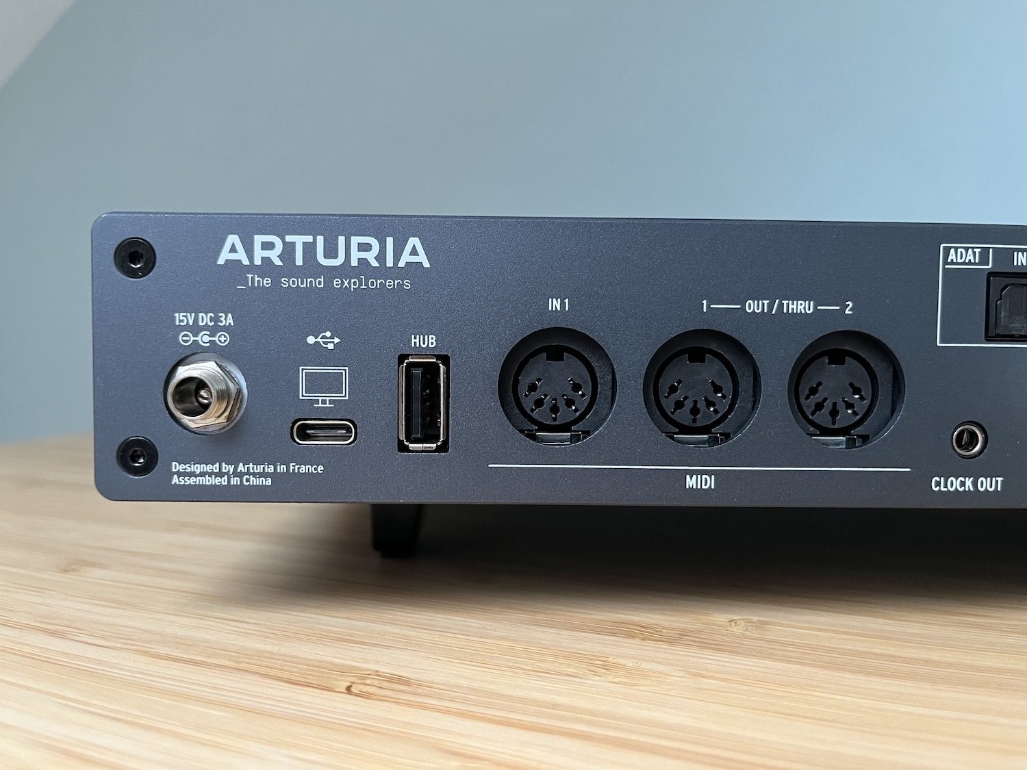 Arturia AudioFuse 16Rig idéale pour les synthétiseurs ? 21 Partie Alimentation Arturia AudioFuse 16 Rig, USB et MIDI avec Clock OUT