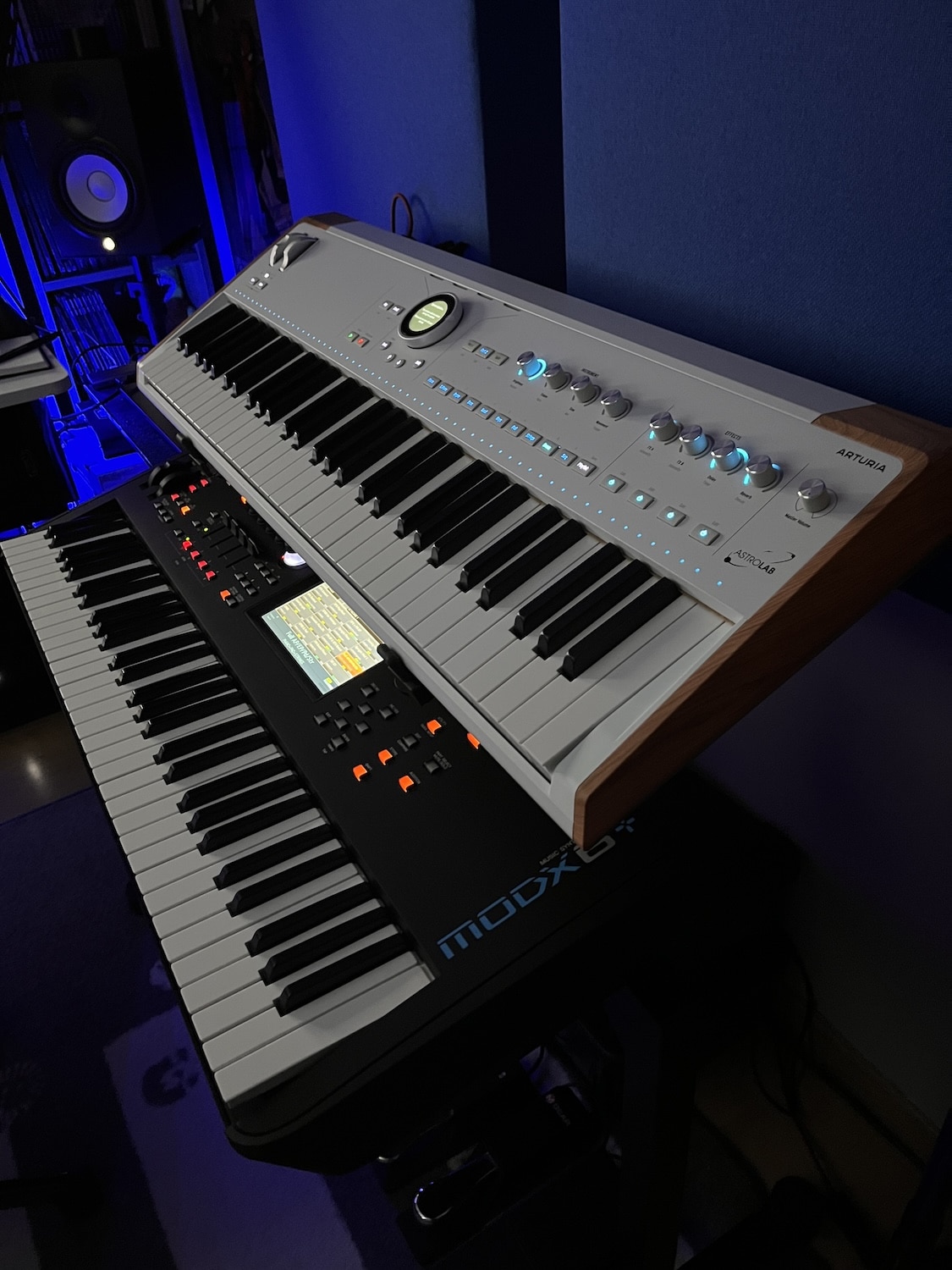 Arturia Astrolab le synthétiseur parfait pour le live ? 10 Arturia Astrolab dans la pénombre