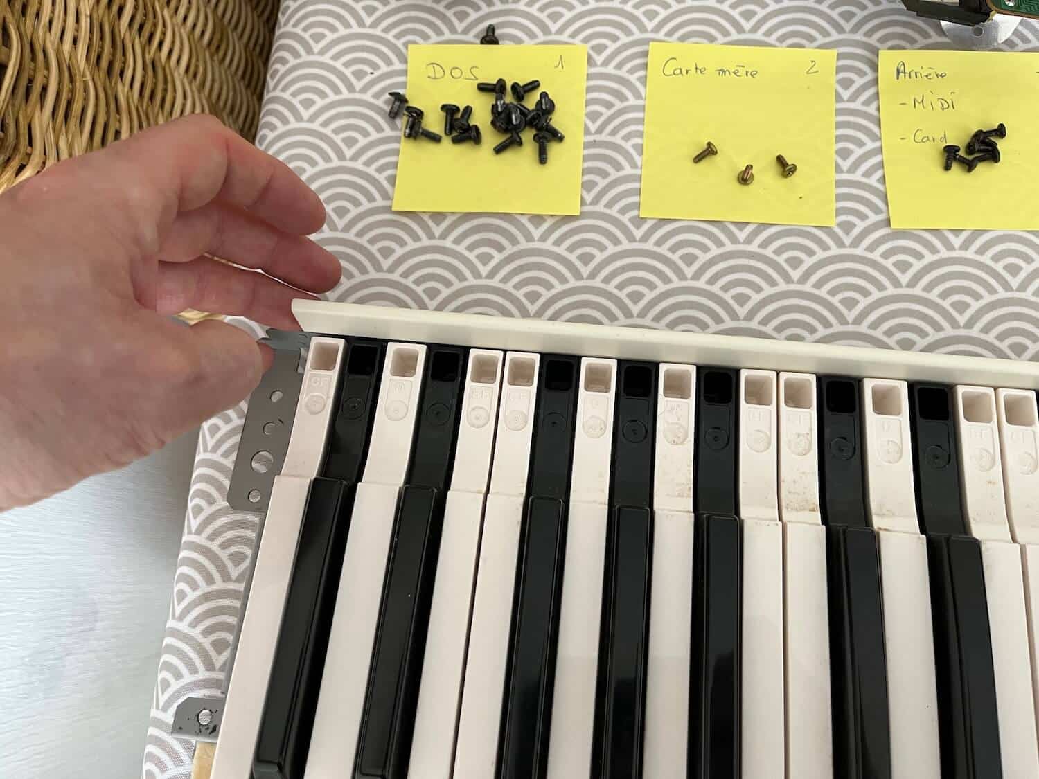 Korg 01/W découverte et entretien 38 Languette de blocage des touches du Korg 01/W