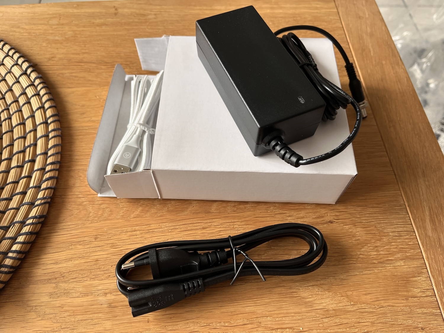 Arturia Astrolab le synthétiseur parfait pour le live ? 3 les cables fournis avec l'Arturia Astrolab.